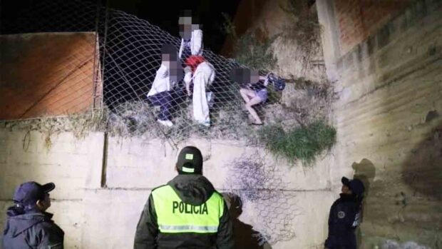 menores de edad intenta escapar por la pared