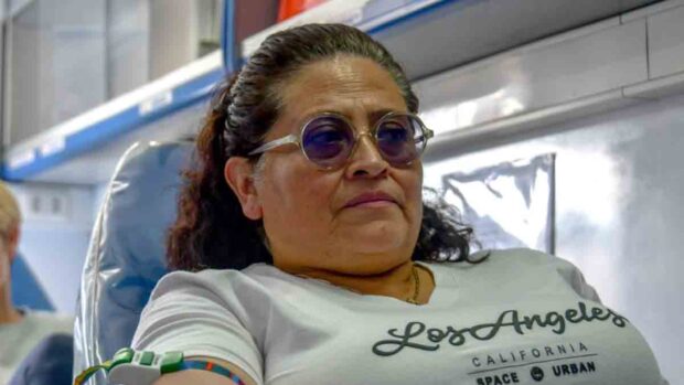 la ministra Marcela Flores dona sangre para heridos del accidente aéreo en El Alto