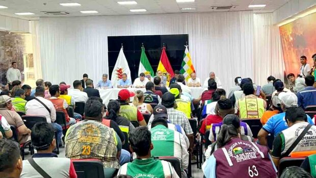 reunión entre autoridades del sector hidrocarburos con representantes de mototaxistas