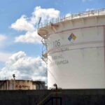 tanque de almacenamiento de gasolina administrado por YPFB Logística