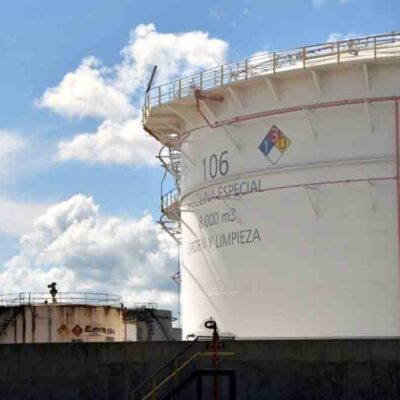 tanque de almacenamiento de gasolina administrado por YPFB Logística