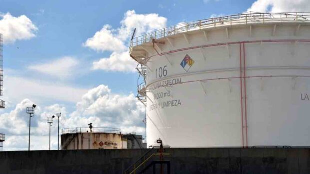 tanque de almacenamiento de gasolina administrado por YPFB Logística