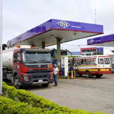 un camión cisterna descarga gasolina en una estación de servicio