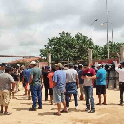 transportistas protestan en puertas de la Refinería de Palmasola