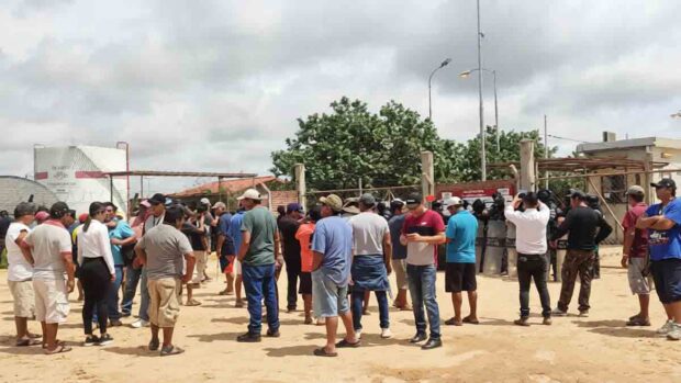 transportistas protestan en puertas de la Refinería de Palmasola