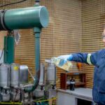 funcionaria de YPFB verifica calidad de la gasolina