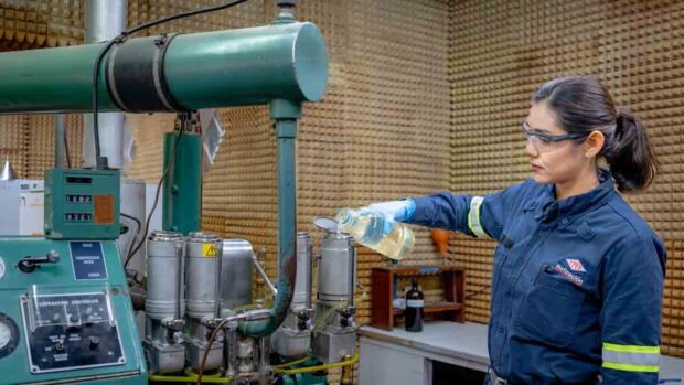 funcionaria de YPFB verifica calidad de la gasolina