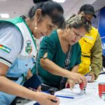 representantes de los mototaxistas firmar el convenio