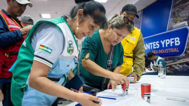 representantes de los mototaxistas firmar el convenio