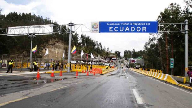 Ecuador sube impuestos a Colombia