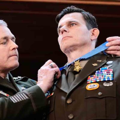El suboficial jefe del Ejército de Estados Unidos Eric Slover recibió la Medalla de Honor del Congreso