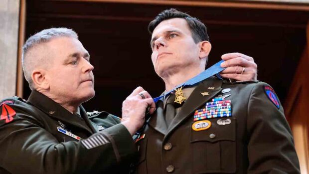 El suboficial jefe del Ejército de Estados Unidos Eric Slover recibió la Medalla de Honor del Congreso