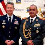 general estadounidense Dan Caine y el comandante de las FFAA de Bolivia, Víctor Hugo Balderrama