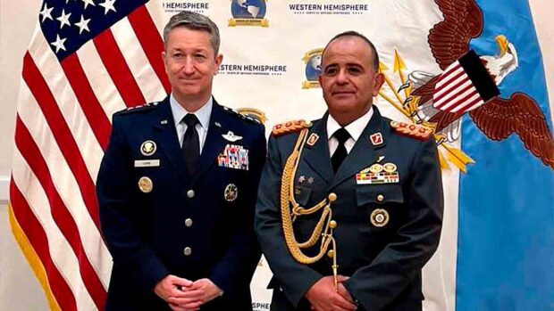 general estadounidense Dan Caine y el comandante de las FFAA de Bolivia, Víctor Hugo Balderrama