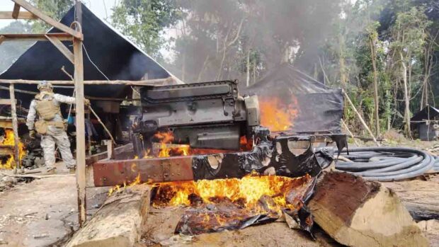 militares destruyen campamento de minería ilegal