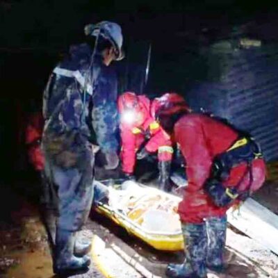 el cuerpo de uno de los mineros es evacuado por bomberos