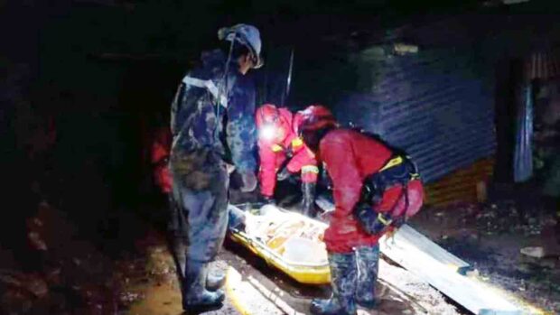 el cuerpo de uno de los mineros es evacuado por bomberos