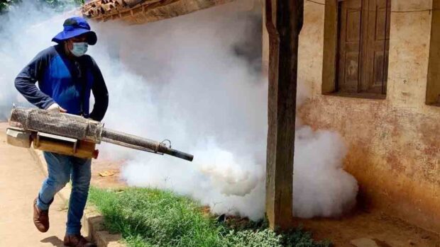 fumigado de ambientes en un colegio en Santa Cruz