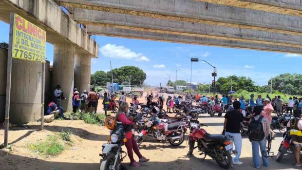 mototaxistas bloquean en Santa Cruz