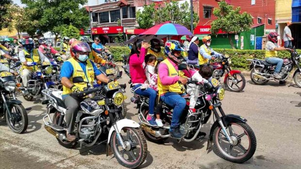 caravana de mototaxistas cruceños