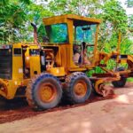 maquinaria pesada realiza mantenimiento de una carretera