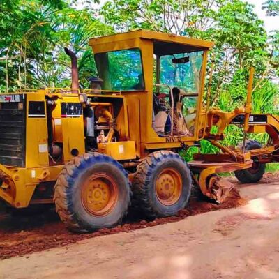 maquinaria pesada realiza mantenimiento de una carretera
