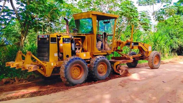 maquinaria pesada realiza mantenimiento de una carretera