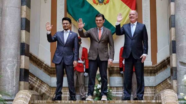 el presidente Rodrigo Paz junto al embajador de Perú y el canciller Aramayo