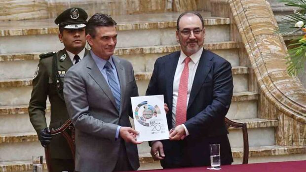 El presidente de Bolivia, Rodrigo Paz, y el presidente ejecutivo de CAF, Sergio Díaz-Granados