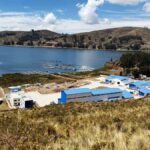 planta piscícola en el lago Titicaca