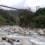 niño es arrastrado por un río en Sorata