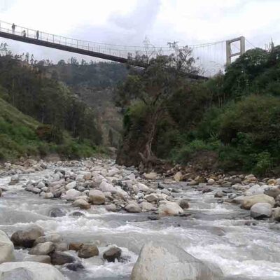 niño es arrastrado por un río en Sorata