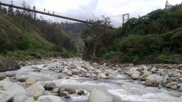 niño es arrastrado por un río en Sorata