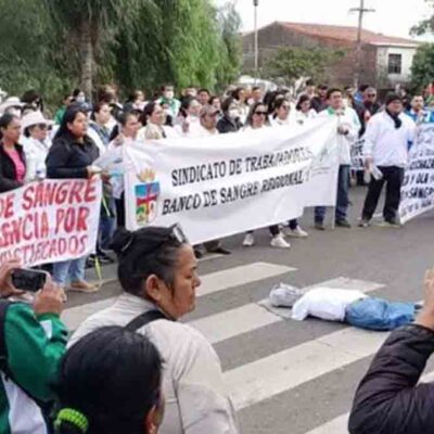 trabajadores en salud protestan en Santa Cruz