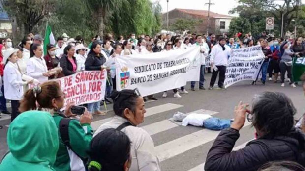 trabajadores en salud protestan en Santa Cruz