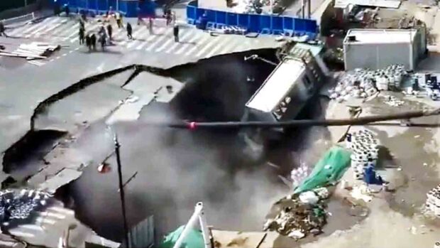 El enorme socavón en una calle de Shanghái