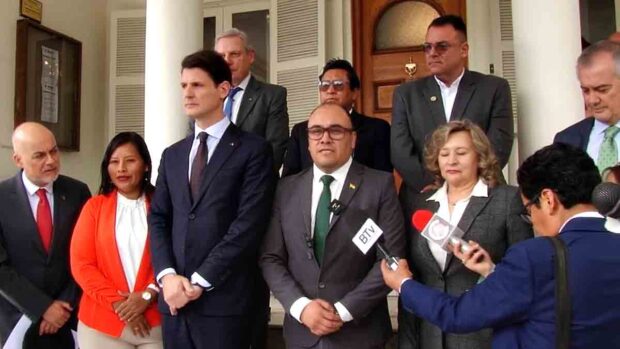 personeros de la UE junto a autoridades del TSE