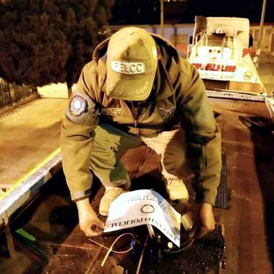 un funcionario de la Felcc precinta una cisterna