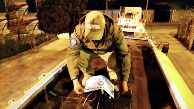 un funcionario de la Felcc precinta una cisterna