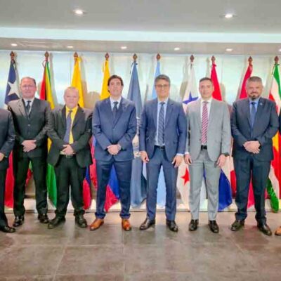el ministro Mauricio Zamora con ejecutivos de la OACI en Perú