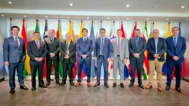 el ministro Mauricio Zamora con ejecutivos de la OACI en Perú