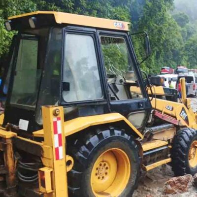 maquinaria quita el material arrastrado por el agua en la carretera Cochabamba-Santa Cruz
