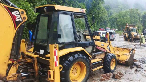 maquinaria quita el material arrastrado por el agua en la carretera Cochabamba-Santa Cruz