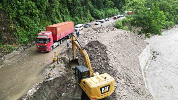 maquinaria de la ABC realiza trabajos en la ruta nueva Cochabamba-Santa Cruz
