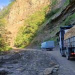 camiones transitan por la ruta antigua Cochabamba-Santa Cruz