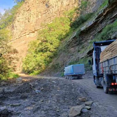 camiones transitan por la ruta antigua Cochabamba-Santa Cruz