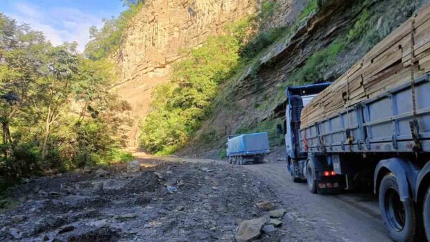 camiones transitan por la ruta antigua Cochabamba-Santa Cruz