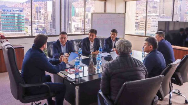 el presidente de la ABC con ejecutivos de la empresa constructora e ingeniería China Railway