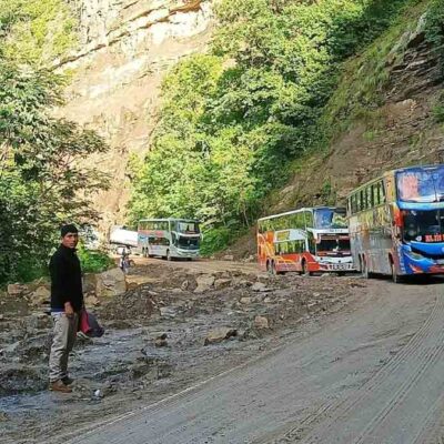 vehículos circulan en la ruta antigua Cochabamba-Santa Cruz