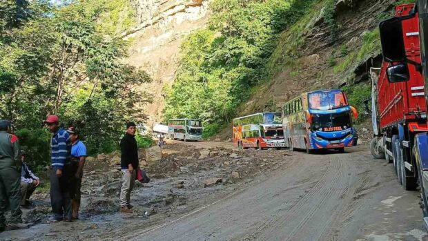 vehículos circulan en la ruta antigua Cochabamba-Santa Cruz